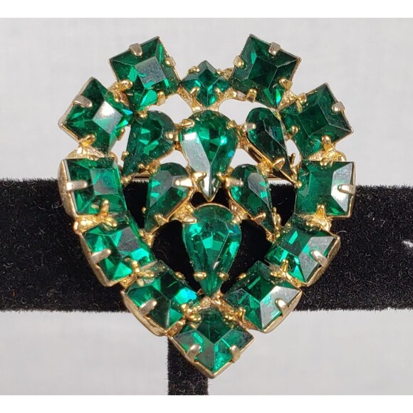 Vintage Emerald Green Rhinestone Heart Prong Set Gold Tone Brooch - Picture 11 of 16